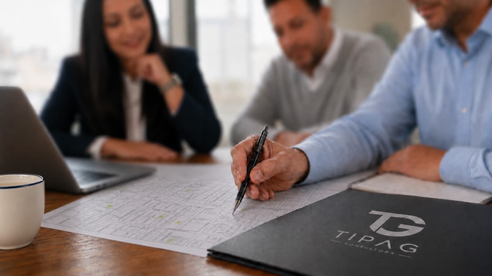 Equipo analizando información estratégica